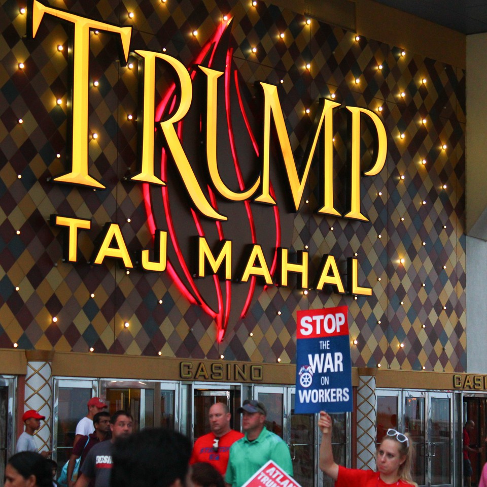 Pracownicy Trump Taj Mahal domagają się przywrócenia utraconych świadczeń – m.in. ubezpieczeń zdrowotnych i składek na fundusz emerytalny