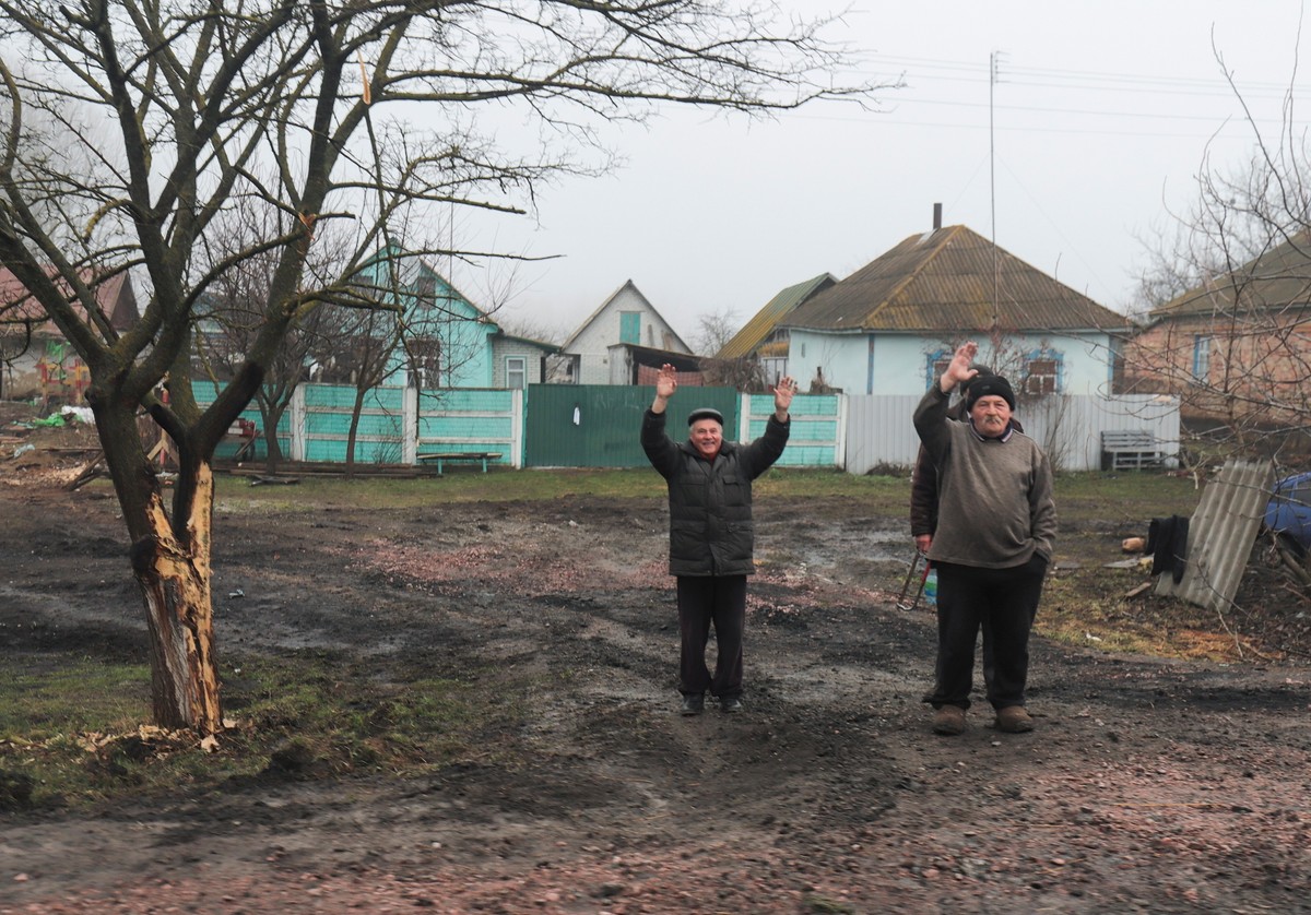 okolice Kijowa, mieszkańcy witają żołnierzy ukraińskich