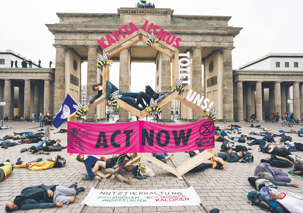 Protest klimatycznypod Bramą Brandenburskąw Berlinie,sierpień 2021 r.
