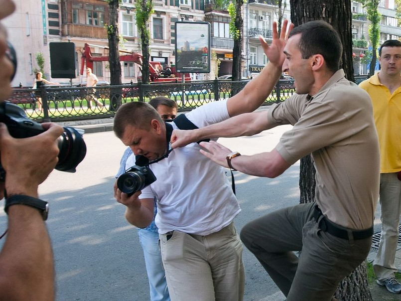 FEMEN w obronie gruzińskich fotografów. Przepychanki i kopniaki