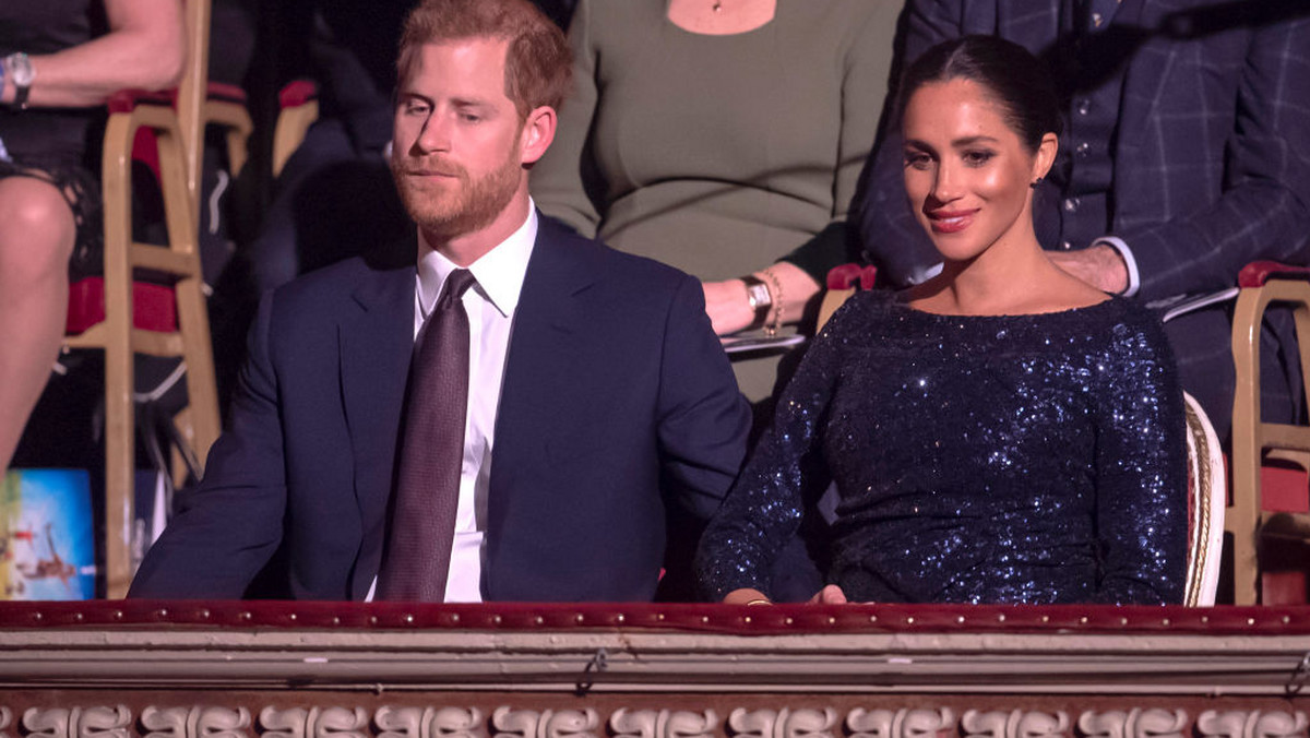 Atmosfera wokół księżnej Meghan od dłuższego czasu jest mocno napięta. Plotki o jej rzekomo paskudnym charakterze, interesowności czy konfliktach z księżną Kate nie cichną. Teraz pojawiła się informacja, jakoby królowa Elżbieta… nalegała na rozwód. Brytyjskie media podają, że jest nawet gotowa zapłacić Meghan, żeby ta zostawiła jej wnuka. I to całkiem pokaźną sumkę!