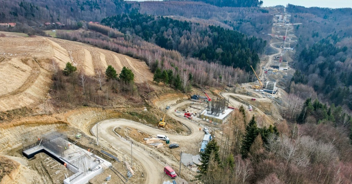 Budują estakadę gigant na ekspresówce. Samochody pojadą 80 metrów nad ziemią! Takiej inwestycji jeszcze w Polsce nie było! [ZDJĘCIA]