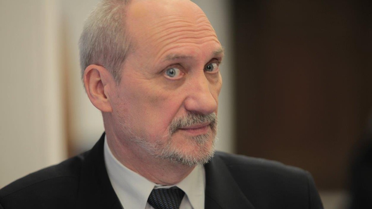 Antoni Macierewicz skomentował ogłoszoną przez Beatę Szydło kandydaturę Jarosława Gowina na stanowisko szefa MON w rządzie PiS. - To są decyzje, które przecież ostatecznie będą się kształtowały po wyborach. Zobaczymy, jakoś to będzie - powiedział wiceprezes Prawa i Sprawiedliwości.