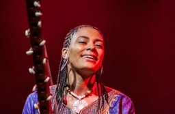 Sona Jobarteh kuratorką Brave Festival 2015. Griotka odpowiedzialna za dobór artystów