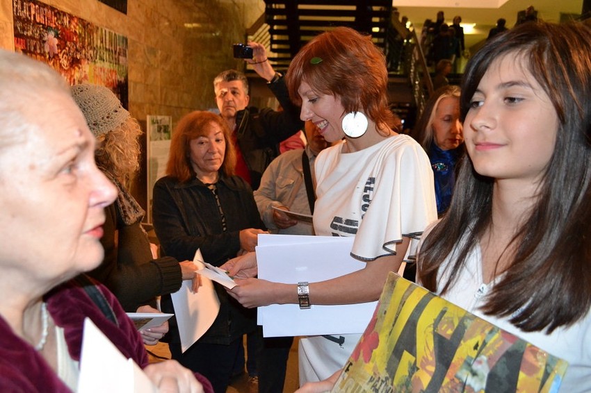 Autorka dodeljuje nagrade publici