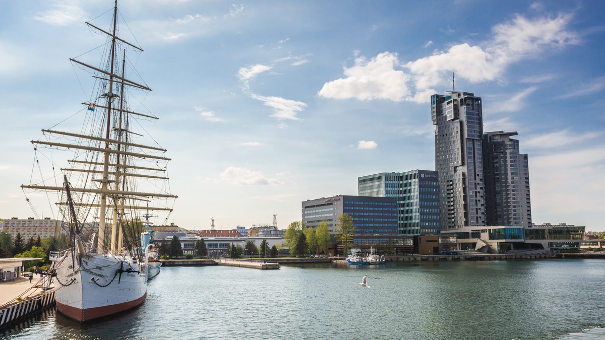 Polski żaglowiec Dar Pomorza i kompleks Sea Towers w Gdyni