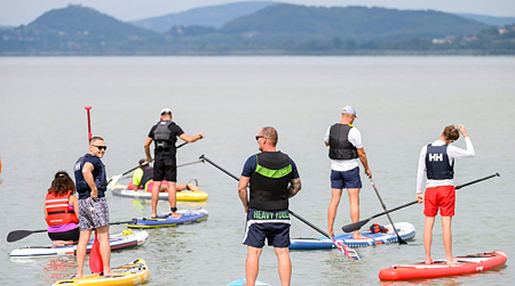 SUP-deszkások (állószörfösök) a rajt előtt a 10. alkalommal megrendezett Balaton-átevezésen Fonyód közelében 2021. augusztus 28-án. A 9 kilométeres, Fonyód-Badacsony-Fonyód átevezésen emberi erővel, evezővel hajtott vízi sporteszközzel, csónakkal, SUP-pal, evezős hajóval, kajakkal, kenuval, sárkányhajóval lehet részt venni /Fotó: MTI/Vasvári Tamás