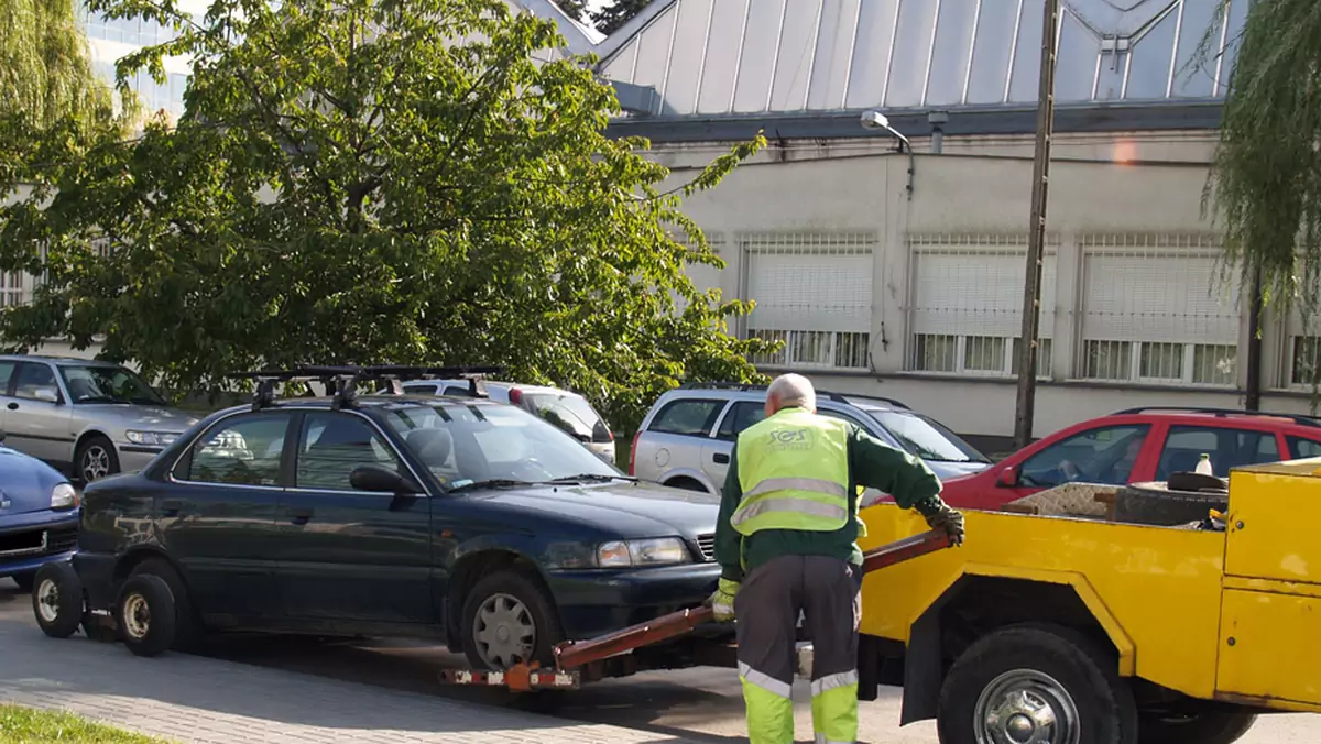 Kiedy policja i straż miejska mogą odholować auto