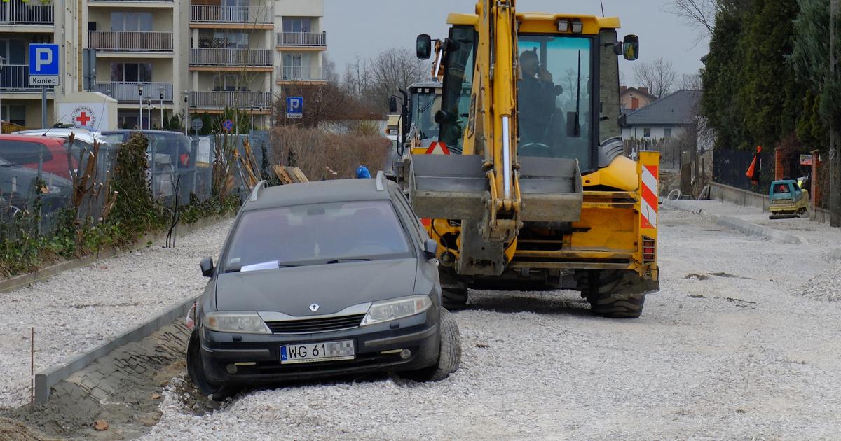 Porzucony samochód blokuje budowę drogi w Radzyminie