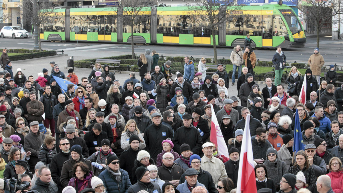 Prawie 300 osób zgromadziło się na poznańskim placu Wolności, by - w związku z ostatnimi wydarzeniami wokół TK - wspólnie manifestować "w obronie polskiej demokracji".