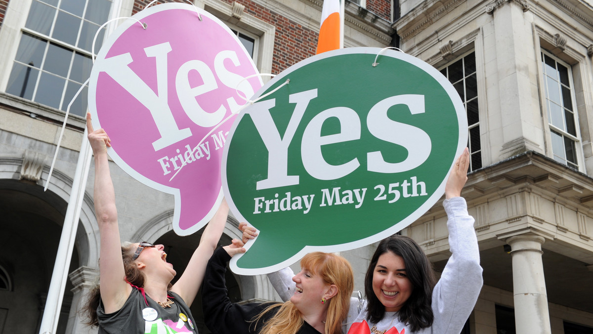 Irlandzkie media pozytywnie skomentowały w niedzielę oficjalne wyniki piątkowego referendum w sprawie liberalizacji przepisów aborcyjnych. Zwracają uwagę na to, że zmiana opinii publicznej w ciągu 35 lat pokazuje skalę i tempo zmian społecznych w Irlandii.