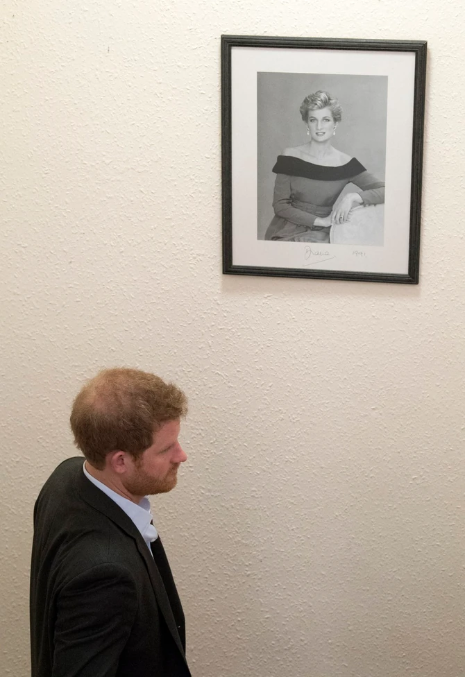 Princ Hari pokraj fotografije pokojne majke Ledi Di