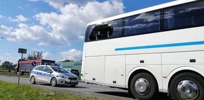 Wyskoczył na trasie przez okno autobus. Tłumaczenie zwala z nóg!