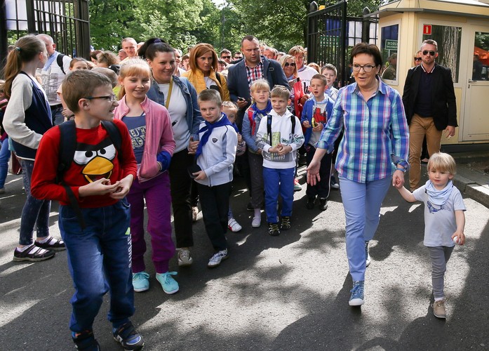 Premier Ewa Kopacz z wnuczkiem Julkiem otwiera bramę do ogrodów Kancelarii Prezesa Rady Ministrów