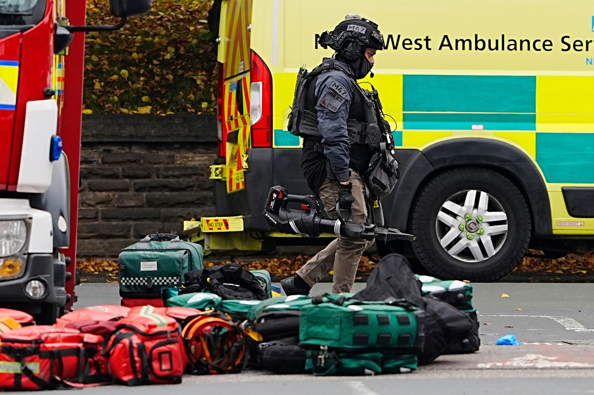 Pri útoku v meste Manchester zomreli dve osoby.