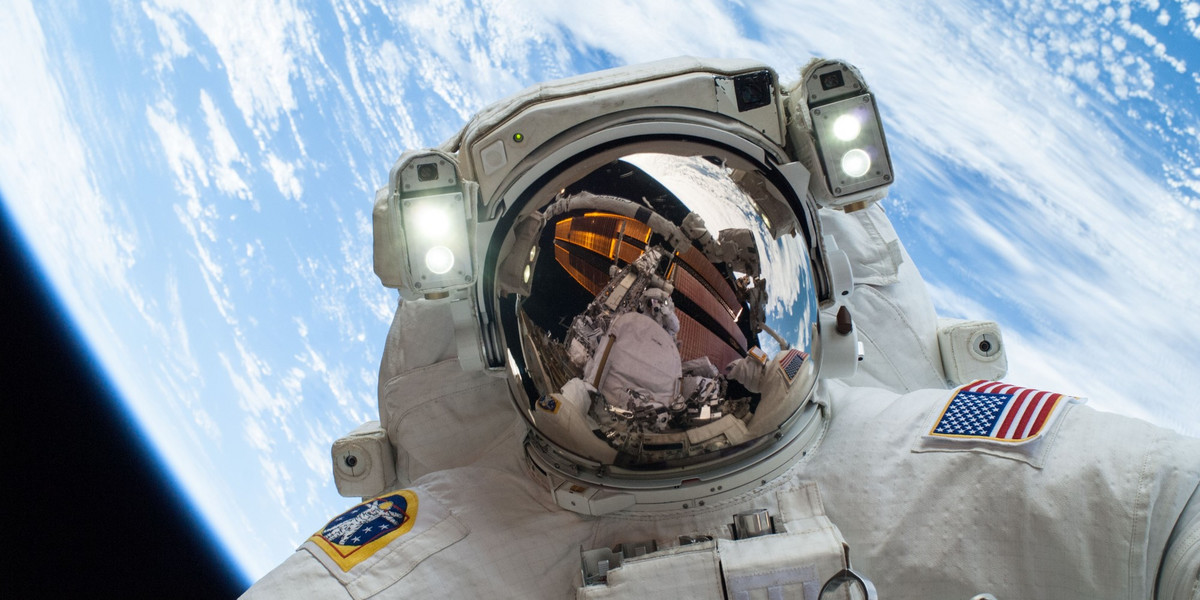 W czasie pobytu na Międzynarodowej Stacji Kosmicznej (ISS) astronauci mogą wykonywać część prac na zewnątrz. Wychodzą wtedy na kosmiczny spacer