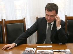 Oskarżony o korupcję prezydent odchodzi z PO