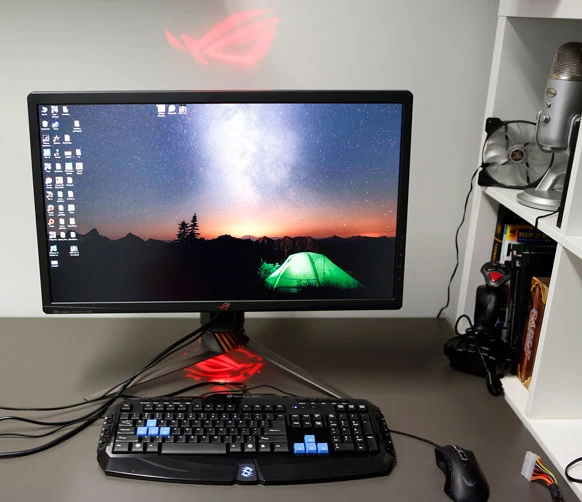 Oprócz znakomitego obrazu, monitor ASUS ROG Swift PG27UQ wyróżniają również efekty oświetleniowe zainstalowane w obudowie urządzenia.