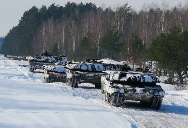 Leopardy 2PL w kamuflażu zimowym. Polska armia rośnie w siłę. Wraz z nią rosną także koszty jej utrzymania. Czy stać nas na sześć dywizji?