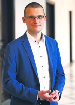 Szefernaker ostrzega: Okres przedwyborczy może prowokować próby destabilizacji sytuacji nie tylko na kolei