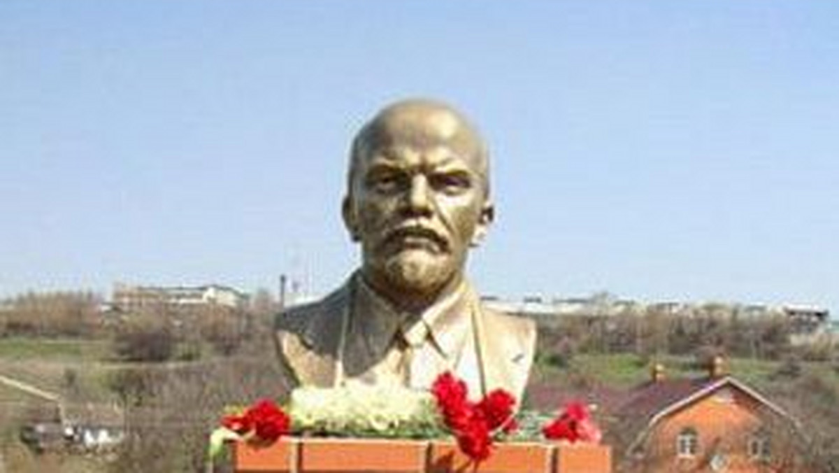 Mieszkańcy wioski Nowosłobodka w obwodzie zaporoskim (Ukraina) na cześć 141. urodzin Włodzimierza Lenina postawili mu pomnik - podaje portal korrespondent.net.