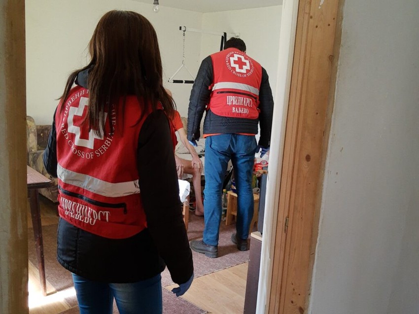 Crveni krst u Valjevu dostavlja pakete za Uskrs