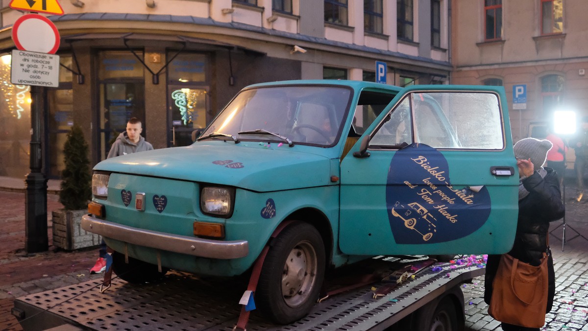 Tom Hanks jest zachwycony pomysłem bielszczan, którzy chcą podarować mu fiata 126p. Aktor miał skontaktować się z organizatorką akcji. Napisał, że marzył o takim samochodzie i chce osobiście odebrać ofiarowanego mu fiata.