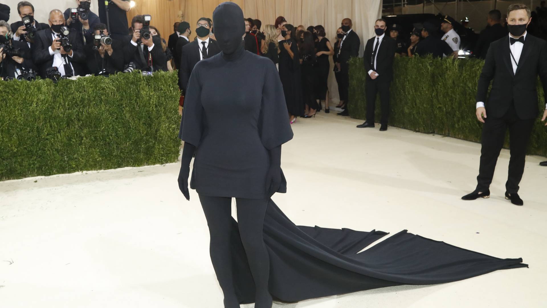 Kim Kardashian vzbudila svojím lookom na Met Gala pozornosť, jej čierny outfit rozdelil ľudí
