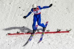 Piotr Żyła upadł przy lądowaniu na skoczni w Engelbergu