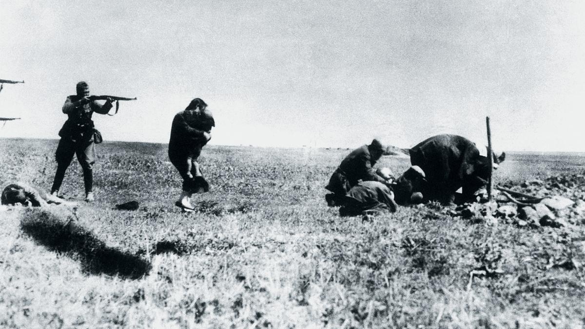 Egzekucja Żydów koło Iwangorodu (Ukraina) wykonywana przez żołnierzy  Einsatzgruppen, 1942 r. Niemieckie zdjęcie zdobyte przez polskiego pracownika poczty 