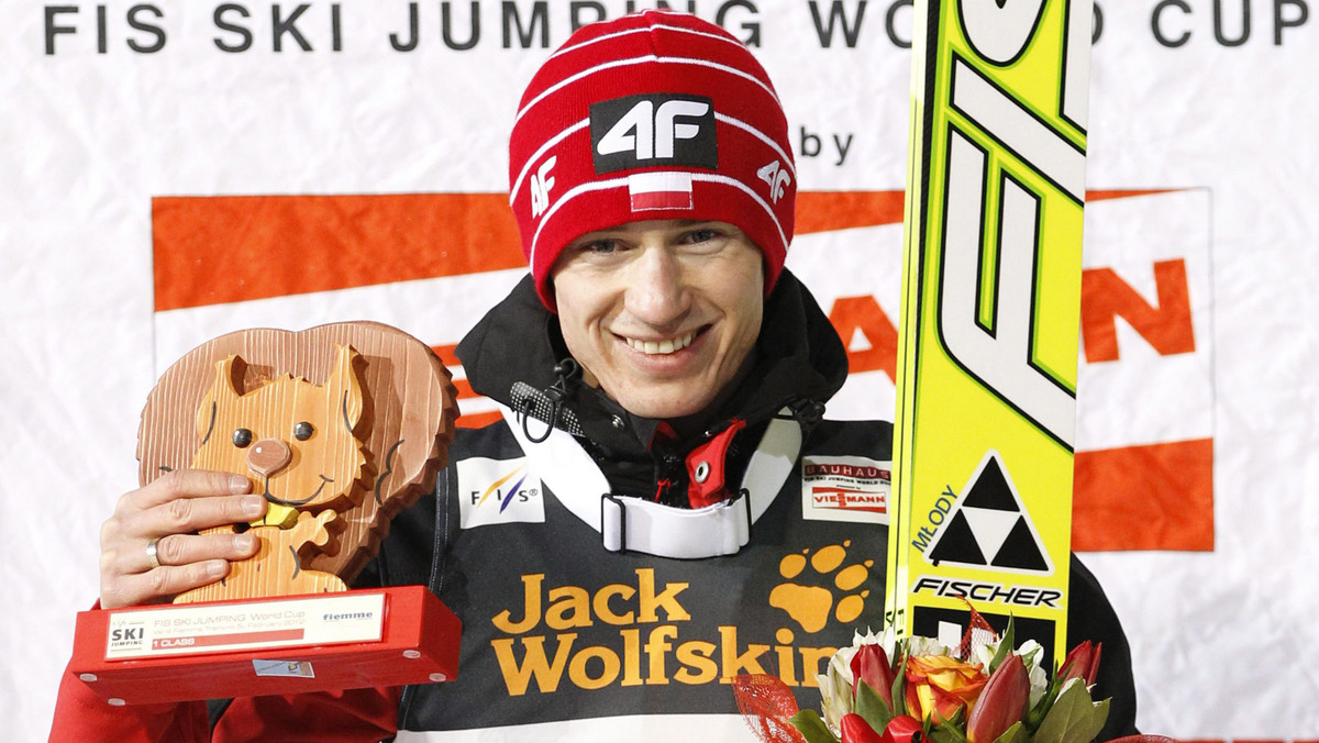 Kamil Stoch bardzo dobrze radzi sobie w tym sezonie. Ostatnio wygrał konkurs skoków narciarskich w Val di Fiemme. Okazuje się, że sukcesy naszego zawodnika zaczęły przychodzić po... ślubie - czytamy w "Super Expressie".