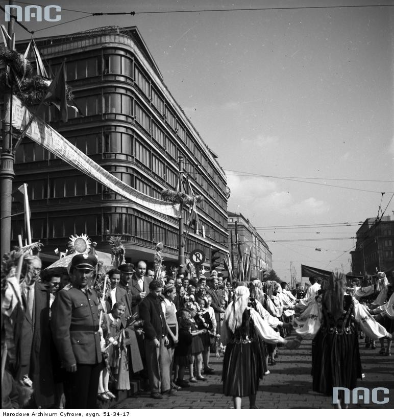 Centralne Dożynki w Warszawie. Uczestnicy pochodu w pobliżu Centralnego Domu Towarowego, 1958. Fot. NAC