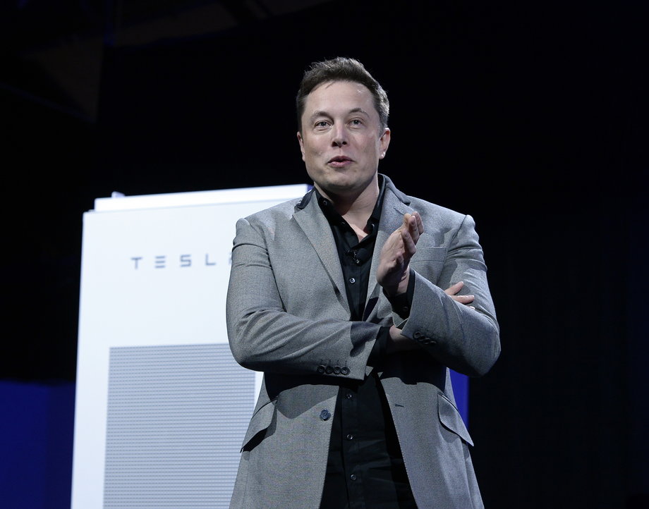 – Jeśli ktoś chce, to może kompletnie odłączyć się od sieci energetycznej – mówił Musk podczas prezentacji Powerwalla w 2015 roku. – Możesz zainstalować panele solarne, naładować baterie i korzystać tylko z nich – dodawał.