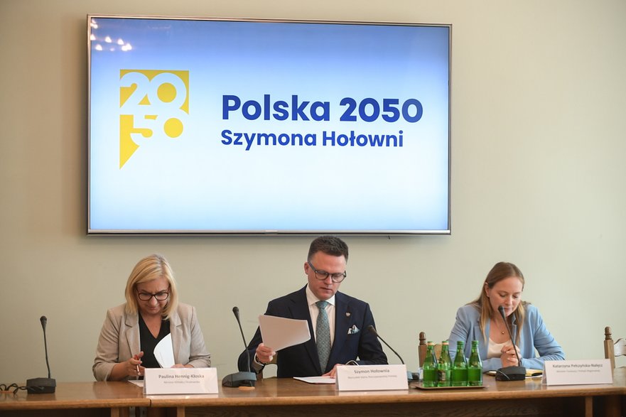 Marszałek Sejmu Szymon Hołownia (C), minister klimatu i środowiska Paulina Hennig-Kloska (L) oraz minister funduszy i polityki regionalnej Katarzyna Pełczyńska-Nałęcz (P) w 2024 r.