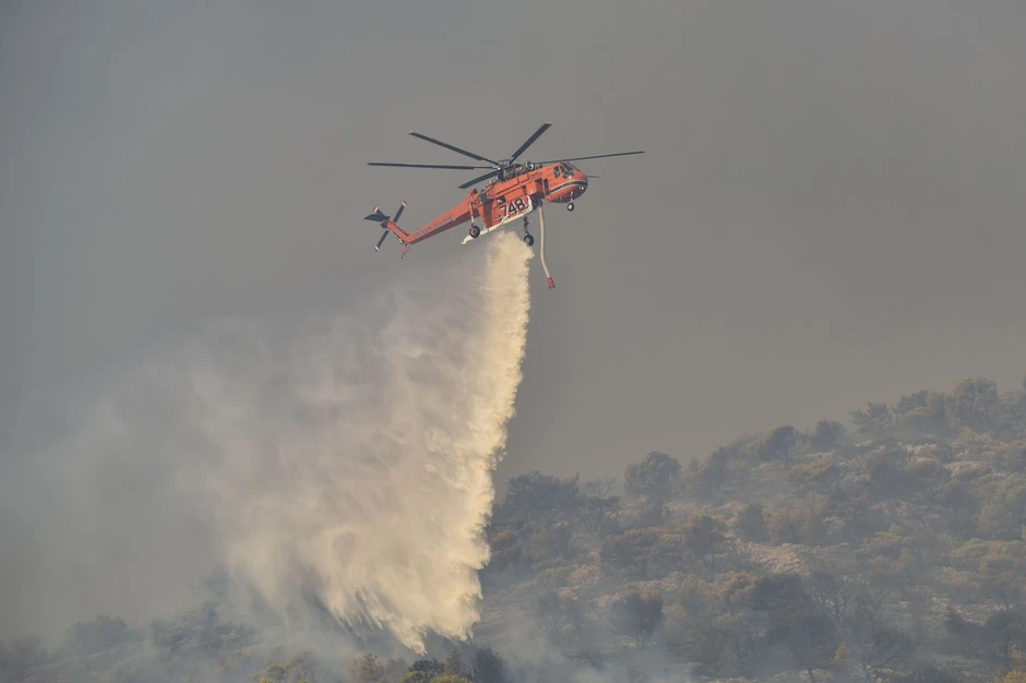 Vatreni front, koji je juče izbio kod manastira Кleiston, proširio se i "penje" se uz padinu Parnita.