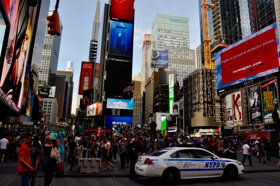 Times Square, nazywane Skrzyżowaniem Świata, to jedno z najbardziej ruchliwych przejść dla pieszych na Ziemi. Wokół mieszczą się liczne teatry, kluby muzyczne i bary. Symbolem Times Square są neony reklamowe. 