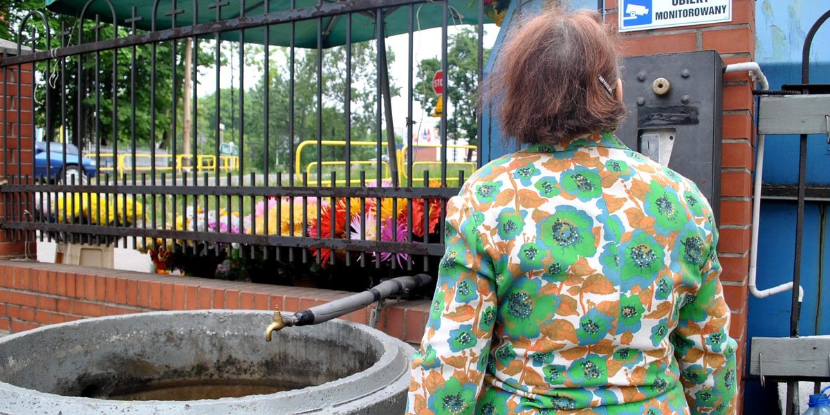 Na lubelskim cmentarzu stanął automat na wodę. Płatną [zdjęcie ilustracyjne]