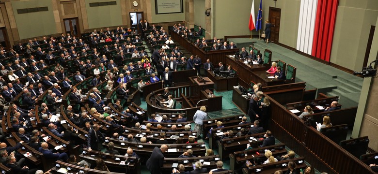 Sejm wydłużył kadencję samorządów. Tak wyjaśnia to rzecznik PiS