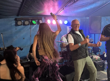 Atina Ferari i Era Ojdanić na Šabačkom vašaru 