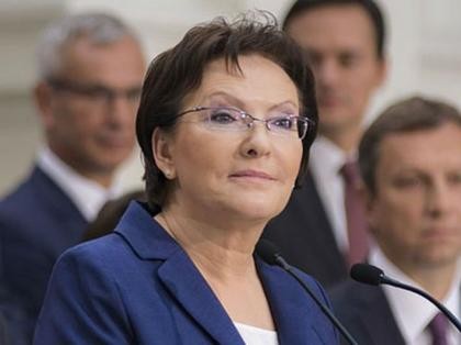 <strong>Miejsce 46. Ewa Kopacz, premier RP</strong> 
<br /><br />

Jeśli chodzi o gospodarczą politykę rządu, to zasadniczy kształt nadał jej jeszcze Donald Tusk. Stąd tak odległe miejsce premier w naszym rankingu, bo plan działań do końca kadencji i budżet państwa na 2015 r. to pozycje, do których Kopacz mogła dodawać tylko akcenty. Głównie społeczne. Jednak przyszło już jej podjąć kilka istotnych decyzji. Plusem, choć – jak mówił klasyk – na miarę naszych możliwości, był rezultat unijnego szczytu klimatycznego. Choć nie udało się zmienić kursu Brukseli, to Polska otrzyma pulę darmowych emisji i dodatkowy udział w funduszu, który będzie finansował koszty transformacji energetyki. To ma pozwolić na złapanie oddechu części naszej branży opartej na węglu. Twardym orzechem do zgryzienia okazało się natomiast górnictwo. Brak działań w ostatnich latach spowodował, że Kompania Węglowa znalazła się na skraju upadłości. Kopacz przyszło przygotować już nie reformę, ale akcję ratunkową. Napotkała jednak opór górników i zrobiła krok w tył. Kolejny rok pokaże, jakie będą skutki niechęci do konfrontacji ze związkami zawodowymi. (go)
<br></br>
Fot. by Platforma Obywatelska RP, CC BY-SA 2.0, via Wikimedia Commons<br /><br />