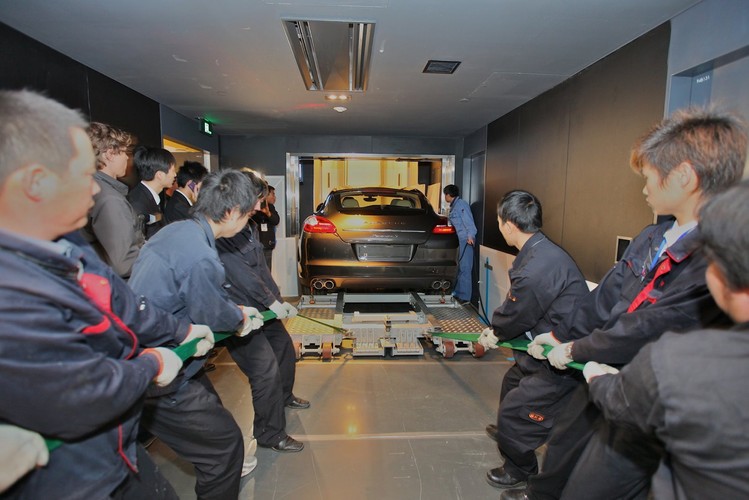 Pozostała winda towarowa… o mały włos i ten pomysł by nie wypalił bowiem panamera stojąc na czterech kołach okazała się zwyczajnie za długa by zmieścić się na pokładzie windy