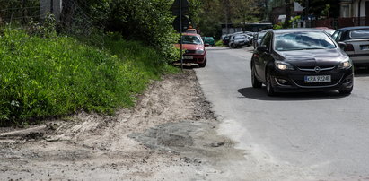 Niebezpiecznie na Fatimskiej! Piesi muszą chodzić po jezdni