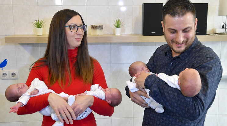 Anita és Richárd a négy babával, mielőtt hazaindulnak Békés megyei otthonukba/ Fotó: MTI-Czeglédi Zsolt