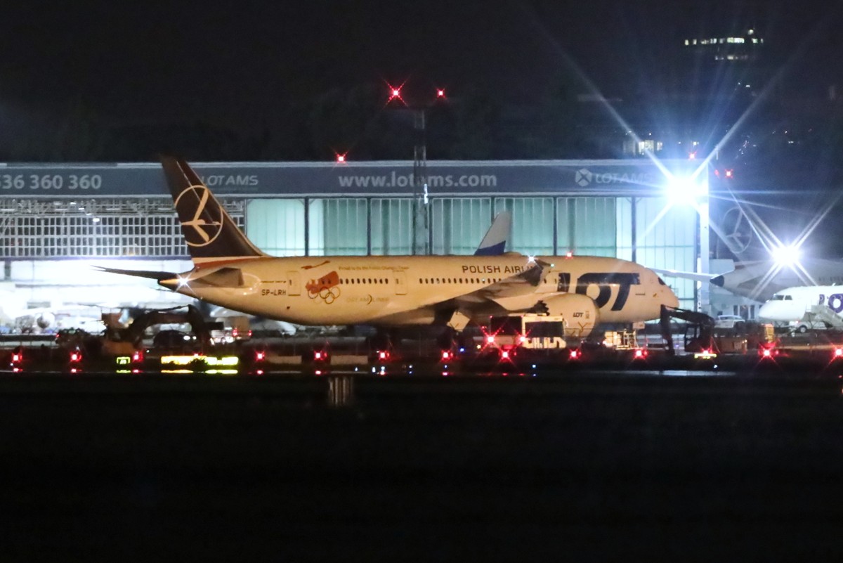 Warszawa, 18.08.2021. Samolot Boeing Dreamliner 787 z ewakuowanymi z Afganistanu ląduje na lotnisku Okęcie w Warszawie, 18 bm. Blisko 50 osób zostało ewakuowanych wojskowym samolotem do Uzbekistanu, skąd do Polski zabrał ich samolot cywilny. Wśród ewakuowanych jest obywatelka Polski. (kf) PAP/Wojciech Olkuśnik