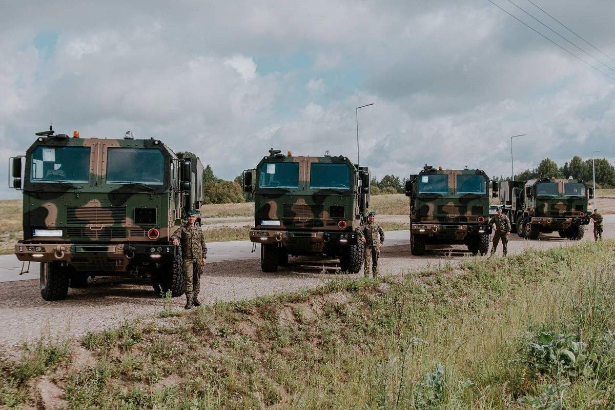 Cztery polskie wyrzutnie K239 Chunmoo (Homar-K) z 1 Mazurskiej Brygady Artylerii w Węgorzewie. Wyrzutnie osadzono na polskim podwoziu Jelcz P882.57.