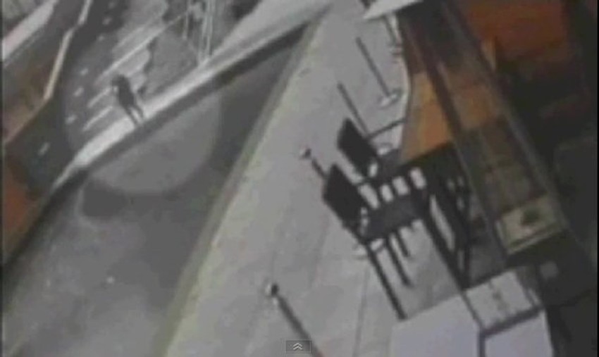 Trenutak kada Lora Sejf upada u kanal