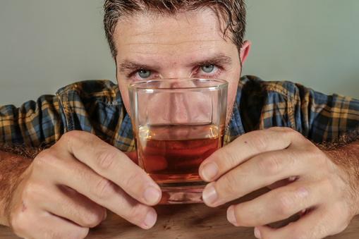 Jak piją Polacy? Alkohol jest symbolem męskości — jak jesteś facet, to musisz się napić