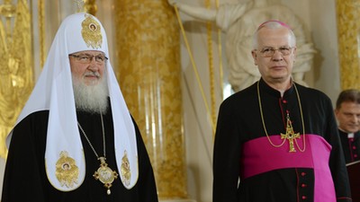 Patriarcha Moskwy i całej Rusi Cyryl I i i abp Józef Michalik (P) podpisali przesłanie wzywające do pojednania obu narodów, Polski i Rosji; 17.08.2012 r.