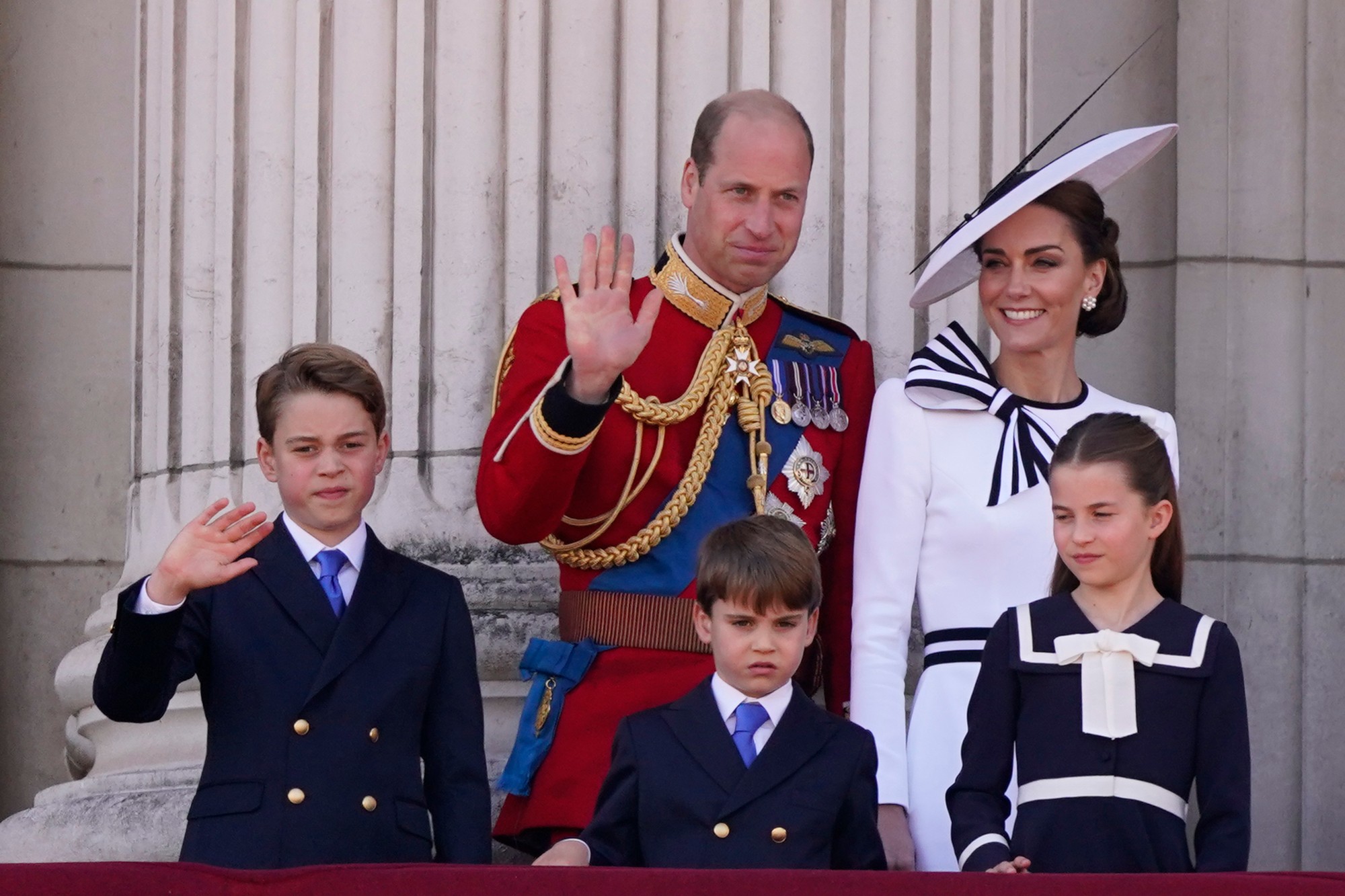 Kate, princ William (druhý zľava) a ich tri deti, George (vľavo), Louis (v popredí uprostred) a Charlotte.