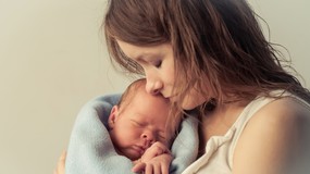 Kiedy matka może zmienić dziecku nazwisko mimo sprzeciwu ojca? Wyjaśniamy przepisy